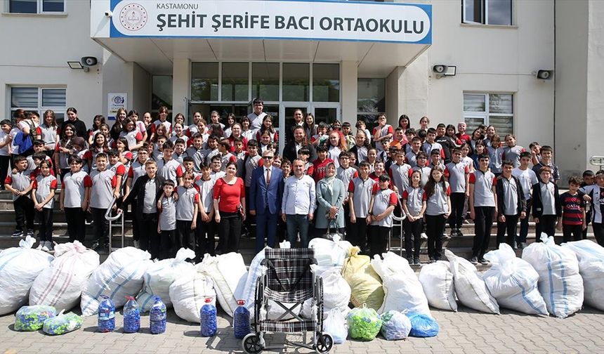 Öğrenciler tekerlekli sandalye için mavi kapak topladı!