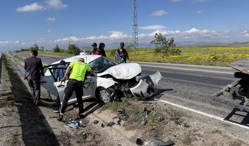 Otomobil bariyerlere çarptı!