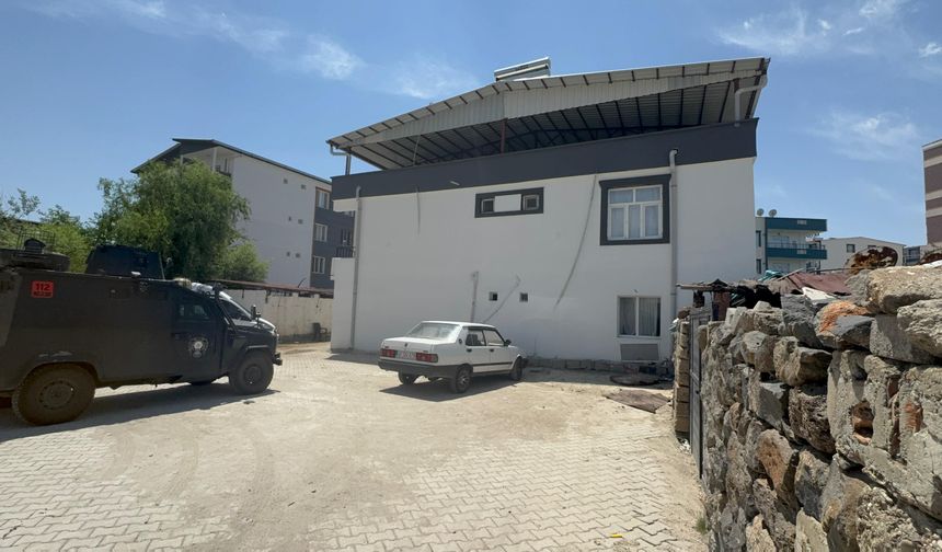 Babasının başına çekiçle vurdu!