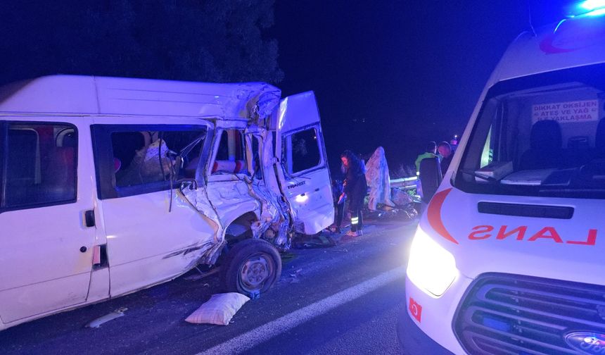 Düzce'de TIR minibüse çarptı