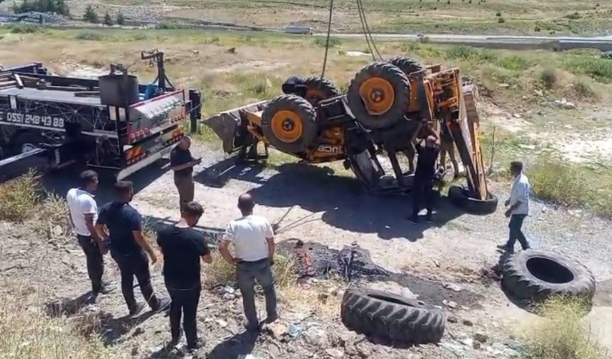 İş makinesinin operatörü yaralandı