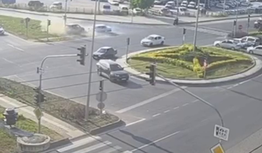 Kavşakta iki otomobil çarpıştı