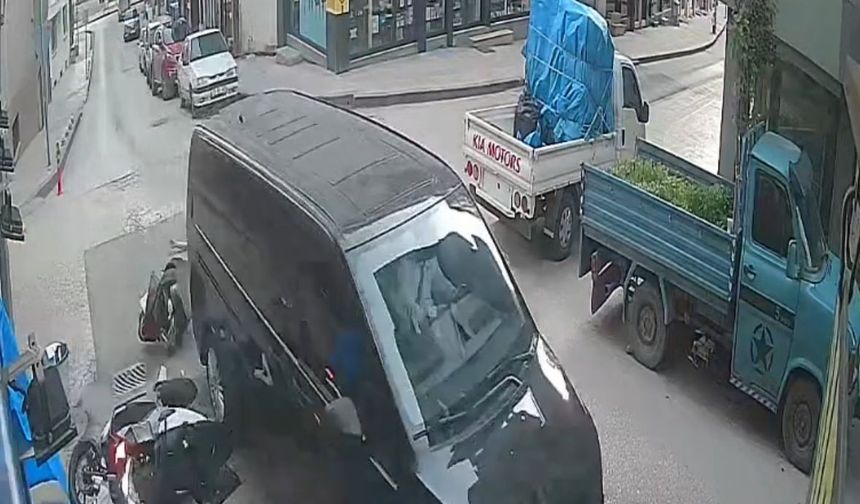 Motosiklet ile minibüs çarpıştı!