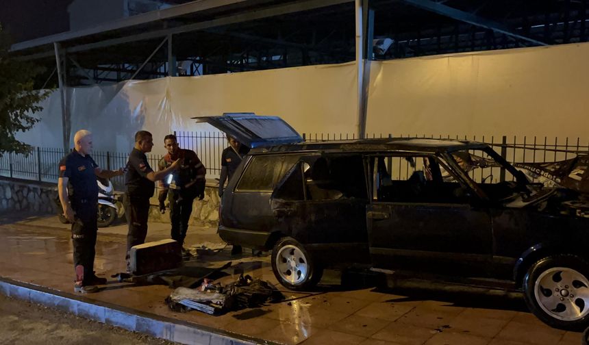 Park halindeki otomobili kundakladı!