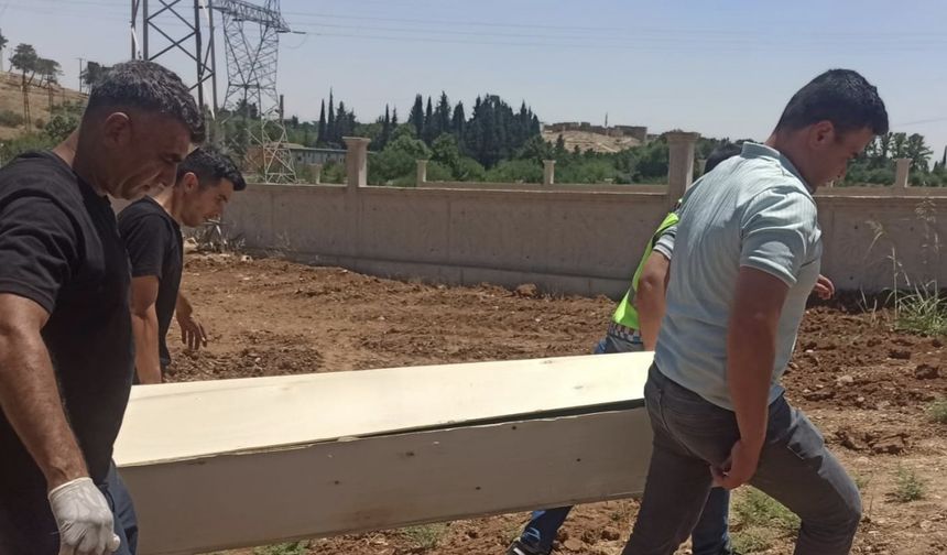 Takla atan otomobilden fırladı!