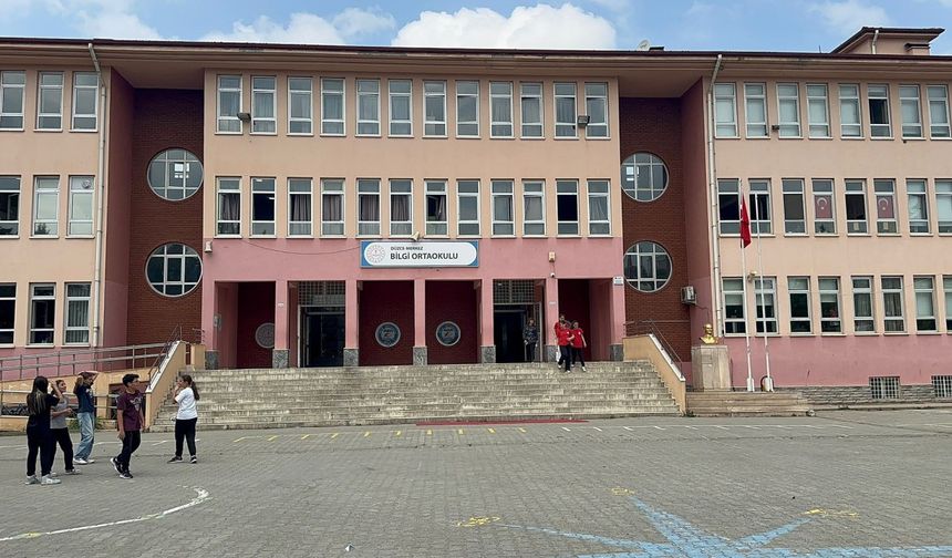 Yerdeki Çöpü Çöpe Atan Alperen'e Tablet Ödülü
