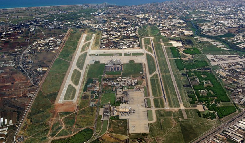 Antalya Havalimanında taksiciler iş bıraktı'