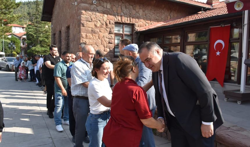 Başkan Güngör vatandaşlarla bayramlaştı