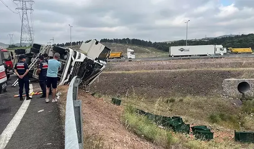 Gebze’de Karpuz Yüklü TIR Devrildi: 1 Kişi Hayatını Kaybetti, 3 Yaralı