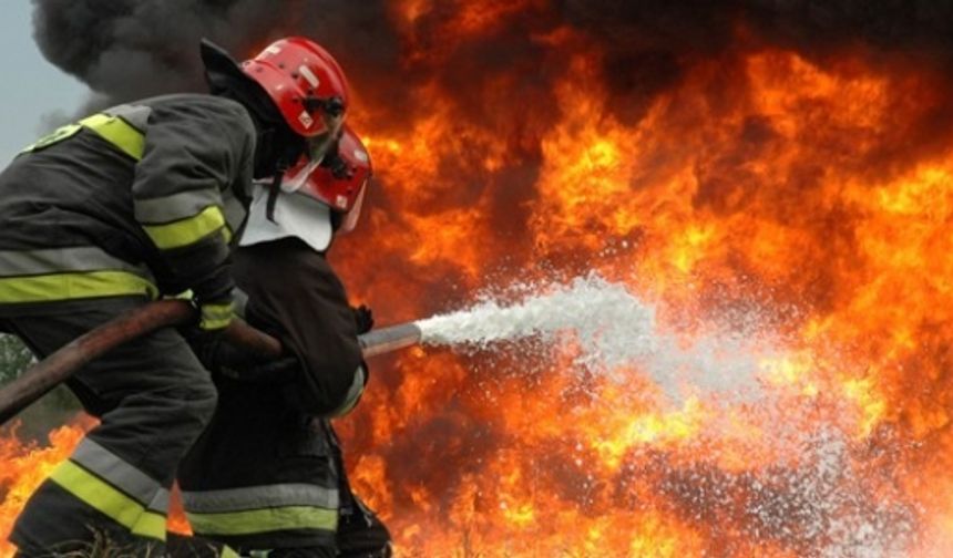 Evde çıkan yangında 15 kişi dumandan etkilendi