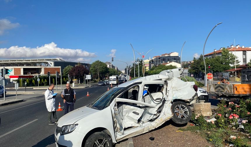Yozgat'ta minibüs ile otomobil çarpıştı!