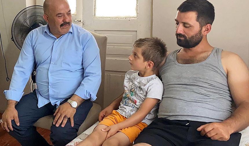 Arkadaşının yardımıyla kendisine saldıran ayıdan kurtuldu