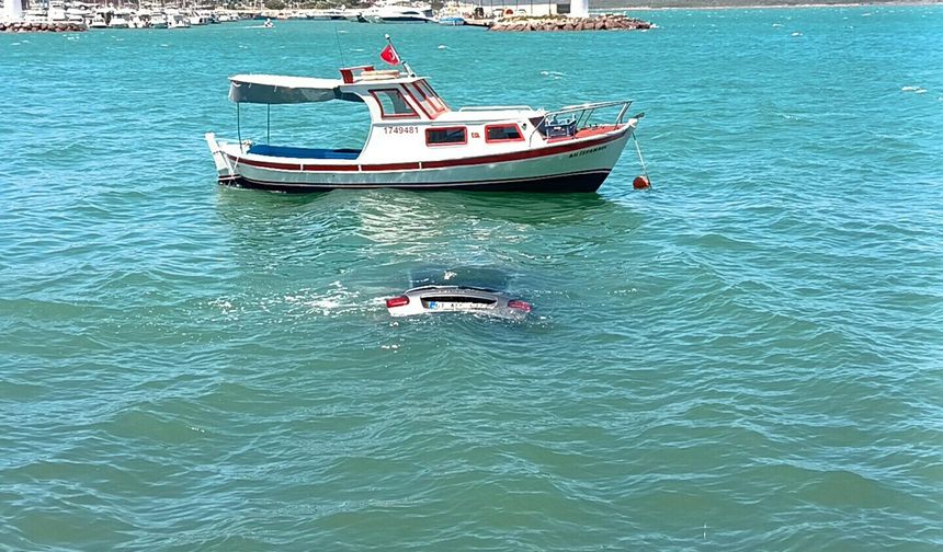 Denize uçan otomobilinin üzerinde yardım bekledi!