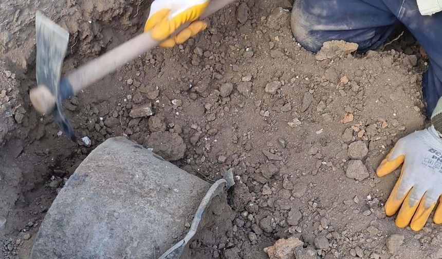 Mozaikli Ev'de  bronz kazan bulundu