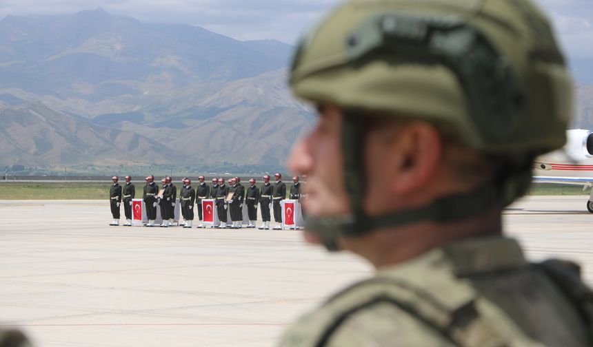 Şehit 6 asker için Hakkari'de tören düzenlendi!