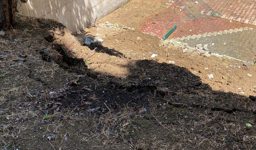 Sitenin istinat duvarı çöktü