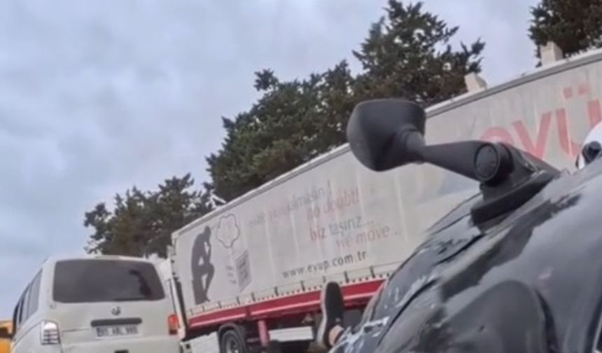 Trafik ışıklarında bekleyen minibüse çarptığı kaza kamerada