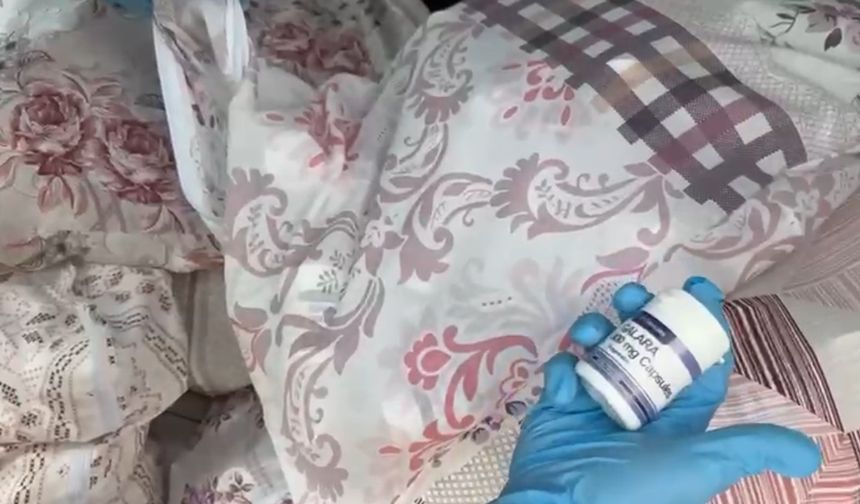 Yastık kılıflarında haplar ele geçirildi