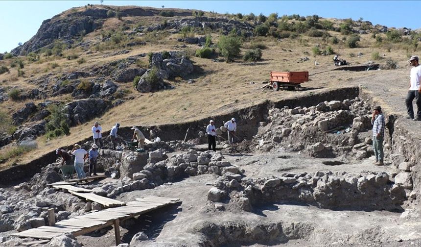 Arazide toprağa gömülü boğazı kesilmiş cesedi bulundu: 3 gözaltı
