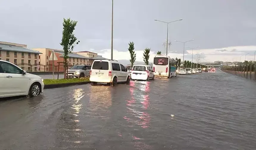 Erzurum’da Sağanak Hayatı Felç Etti