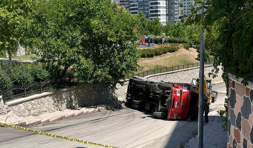 Ankara Şentepe'de Kamyon Devrildi!