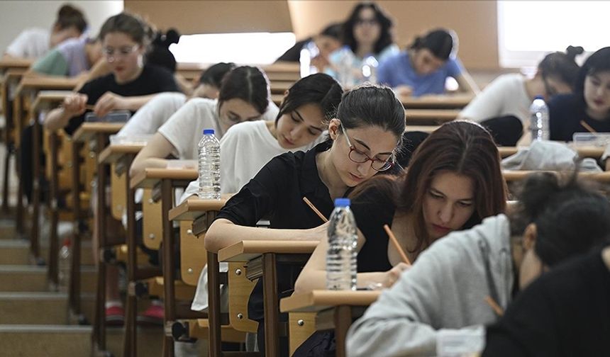 Yeşilay gönüllüsü iki öğrenci, YKS'de dereceye girdi