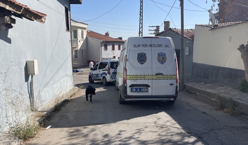 Eskişehir'de bir kişi evinin önünde ölü bulundu!