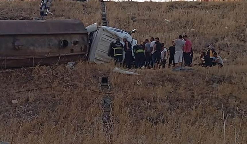 Devrilen tankerin şoförü yara aldı