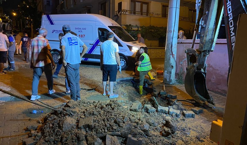 Kocaeli'de Hasar Gören Boru Mahalleyi Kokuttu