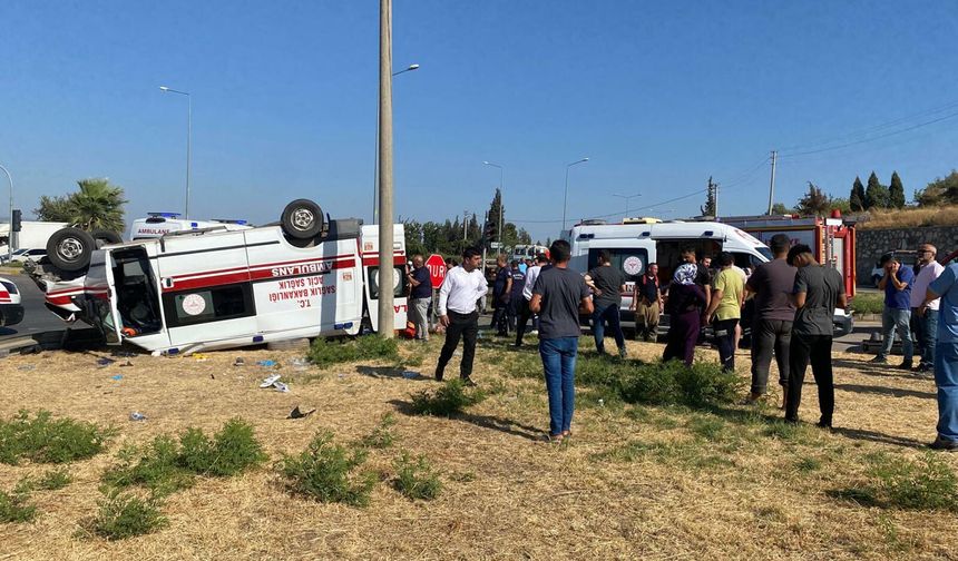 Otomobil ile ambulans çarpıştı: 1 ölü, 6 yaralı