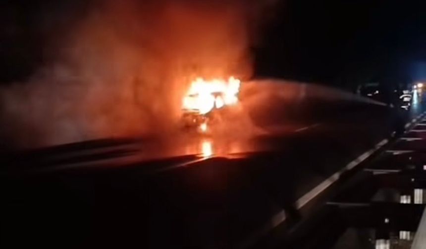 Otomobil motor kısmından alevlendi!
