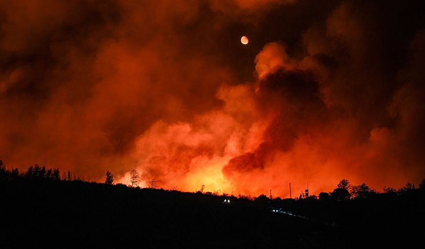 Antalya'da Çıkan Yangın Büyüyor!