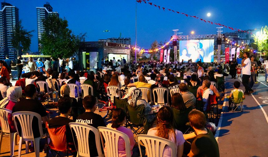 Keçiören’de Yaz Akşamlarına Nostaljik Dokunuş: Açık Hava Sineması Büyük İlgi Gördü