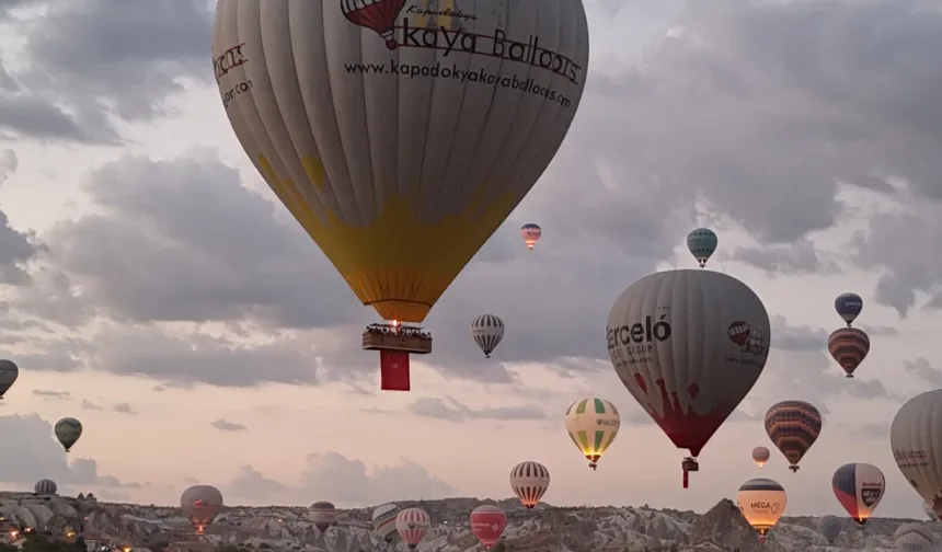 Kapadokya'da balonlar, Türk bayrakları ile görsel şölen yaptı