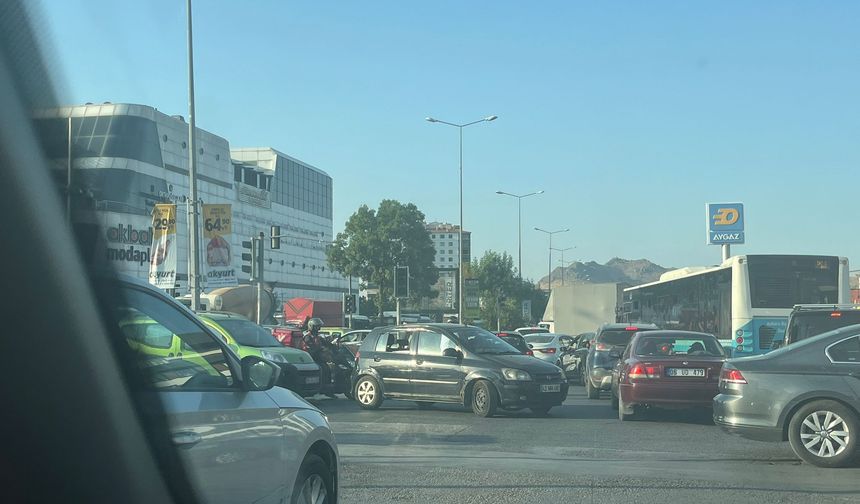 Mamak’ta İş Çıkışında Işık Krizi; Trafik Kilitlendi!