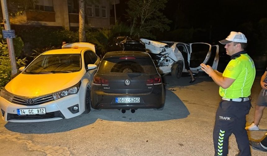 Otomobil, park halindeki 3 araca çarptı!