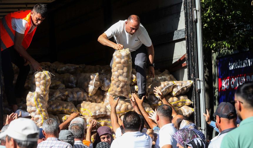 Yenimahalle’de Karpuz ve Patates Dayanışması