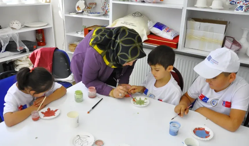 Yozgat'ta özel öğrenciler çini boyama kursunda yeteneklerini gösteriyor