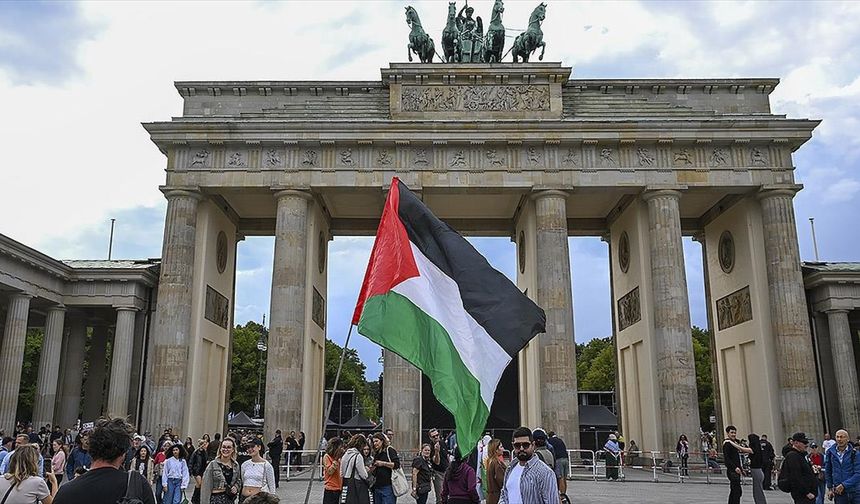 Almanya’nın başkenti Berlin’de, “Gazze’de soykırımı durdurun” çağrısıyla barış gösterisi yapıldı.
