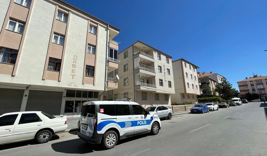 Evine geldiği arkadaşını bıçakla yaraladı
