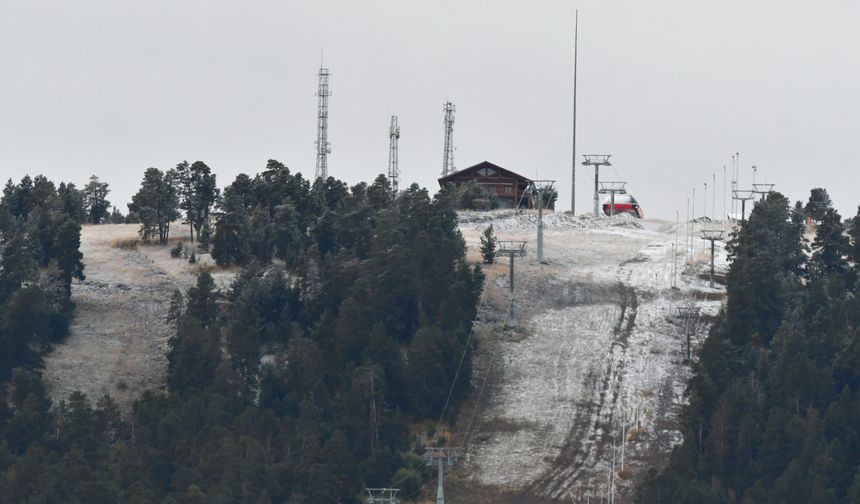 Sarıkamış Kayak Merkezi'ne il kar yağdı