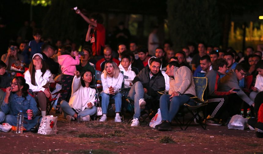 Türkiye-İspanya maçı Eskişehir'de  dev ekranda gösterildi