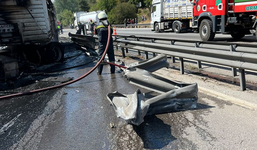 Adana'da Otoyolda TIR yandı