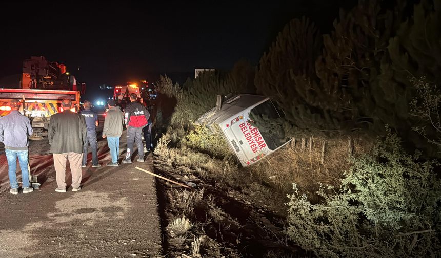 Afyonkarahisar’da Midibüs Devrildi: 12 Yaralı