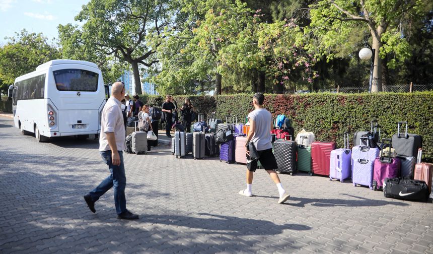 Antalya'ya gelen öğrencilere otogarda özel karşılama yapıldı