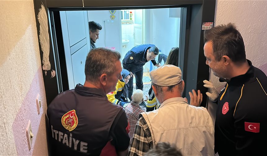 Evinde yere düşen 80 yaşındaki adam kurtarıldı!