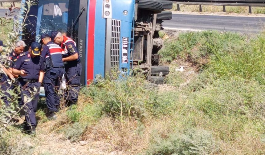 Mersin'de cezaevi ring aracı devrildi!
