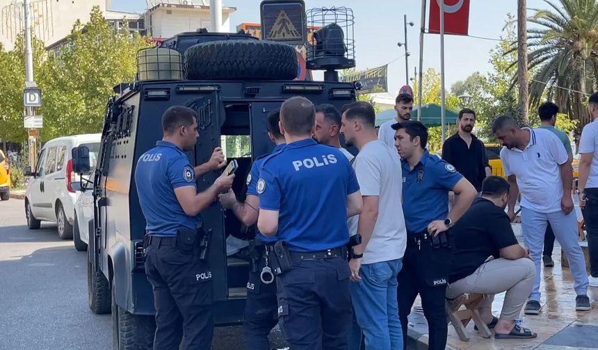 Polisleri görünce elindeki altın dolu poşeti atıp kaçmaya çalıştı!