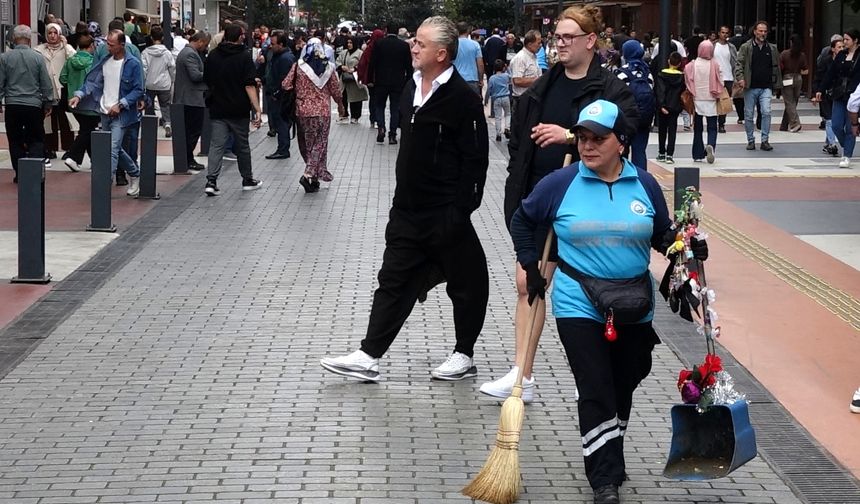 Renkli faraşıyla caddeleri güzelleştiriyor