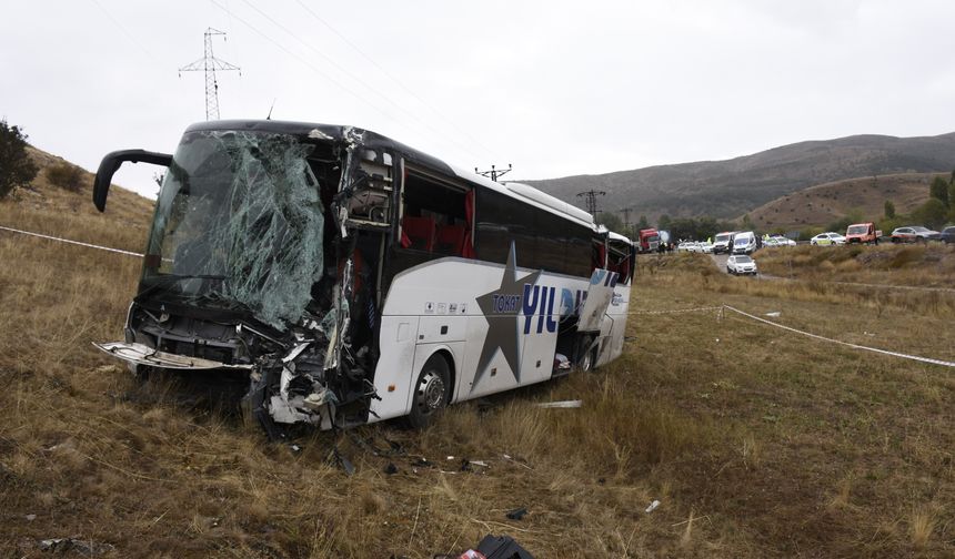 Sivas'ta yolcu otobüsü ile TIR çarpıştı!